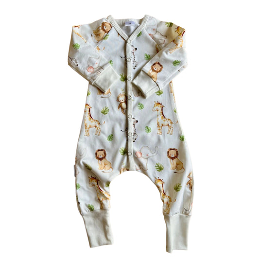 Vit pyjamas med långa ärmar och ben. Baby och småbarn Gulligt mönster med lejon, apa, zebra, giraff och elefant.