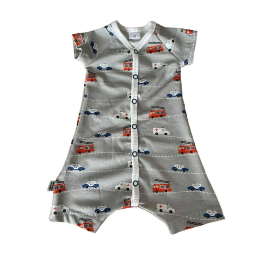 Grå baby- och barnpyjamas med korta ärmar och ben. Tryckknappar.  Retromönster med ambulans, polisbil, brandbil