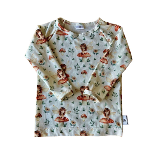 Tröja lång ärm - Flicka sitter på en svamp