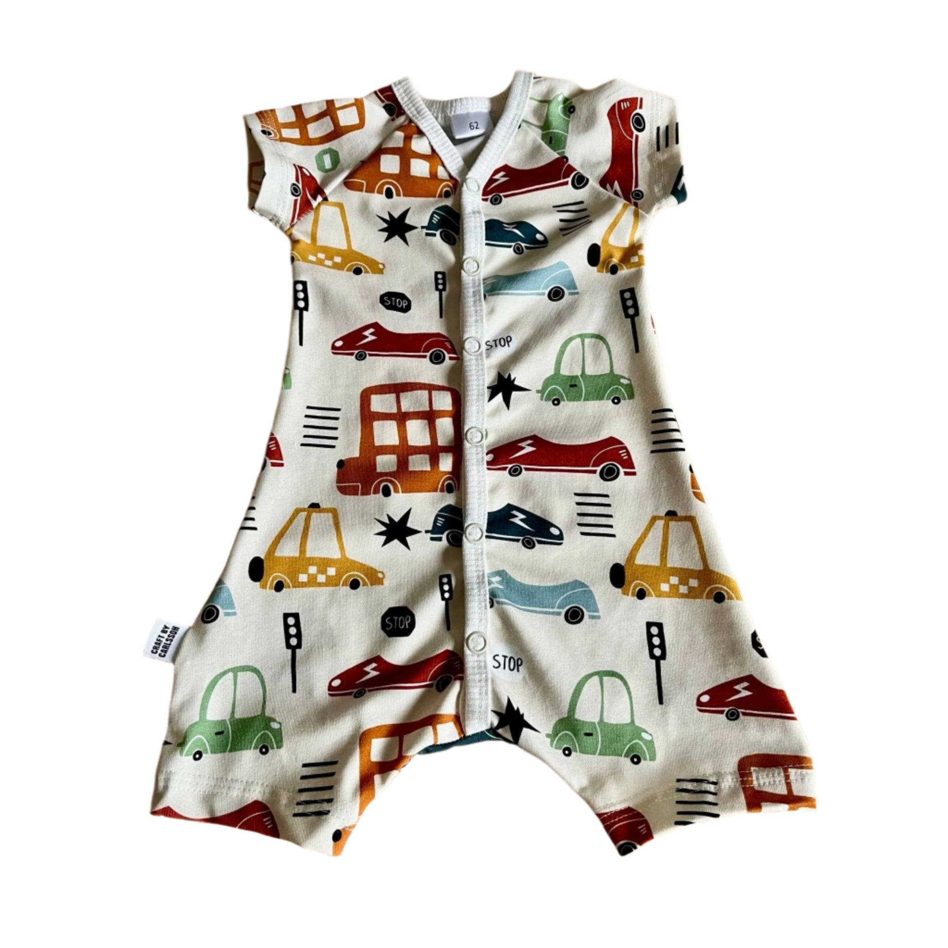 Vit barnpyjamas, korta ärmar och ben. Mönster med söta bilar i mörkrött, senapsgult, äppelgrönt, svart och ljusblått.