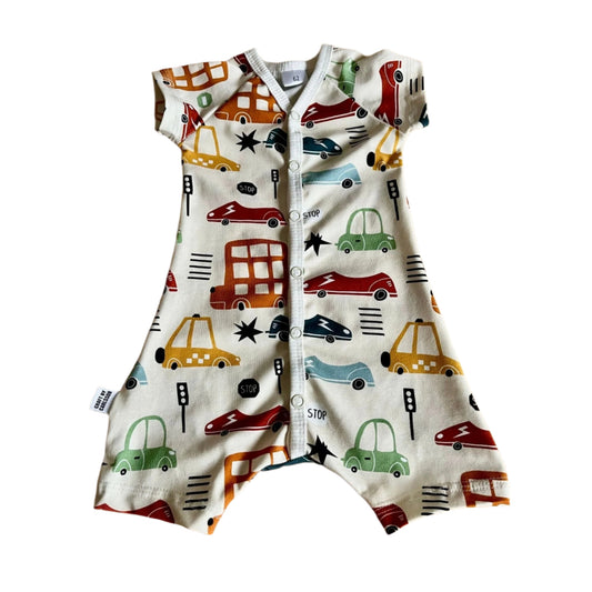 Vit barnpyjamas, korta ärmar och ben. Mönster med söta bilar i mörkrött, senapsgult, äppelgrönt, svart och ljusblått.